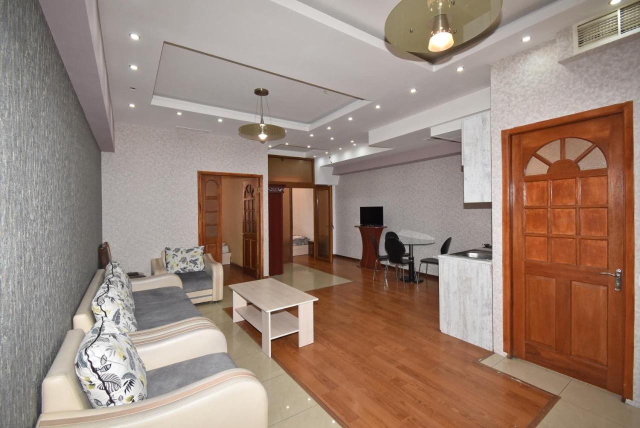 Armenak Apartment No 8, Abovyan Street Erévan Extérieur photo